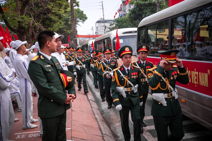 Những ánh mắt tràn ngập tự hào của quân và dân ta trong lễ diễu binh, diễu hành kỷ niệm 70 năm Chiến thắng Điện Biên Phủ - Ảnh 23.