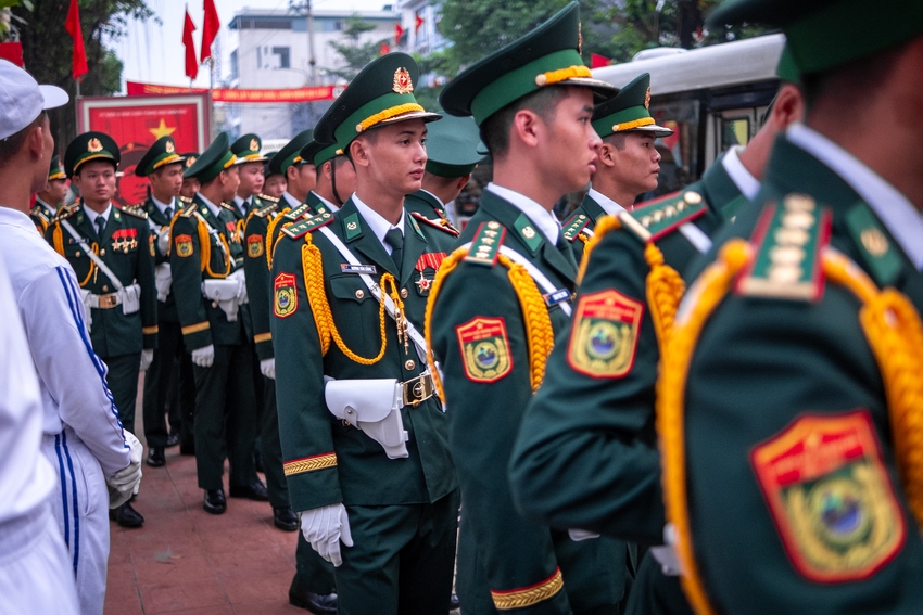 Những ánh mắt tràn ngập tự hào của quân và dân ta trong lễ diễu binh, diễu hành kỷ niệm 70 năm Chiến thắng Điện Biên Phủ - Ảnh 24.