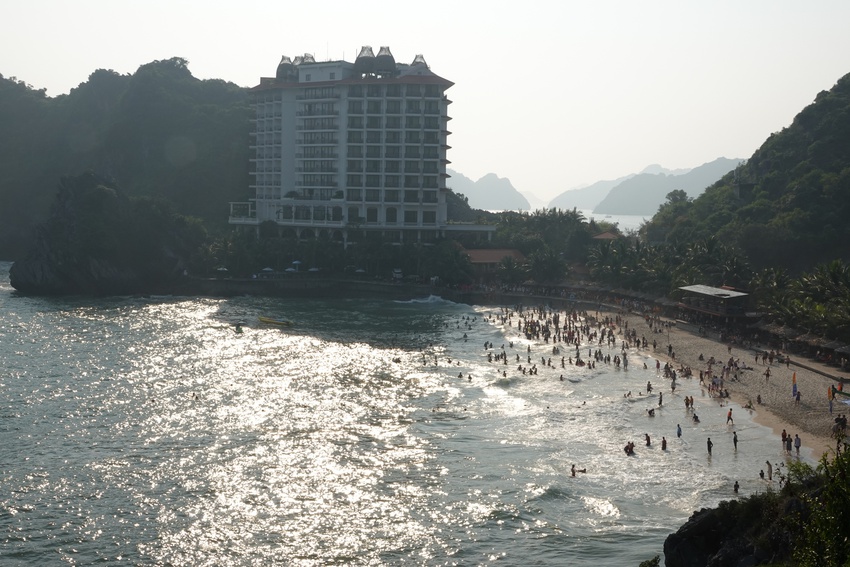 Đi dạo trên "bãi rác", "check-in" mặt vịnh đầy vỏ chai - trải nghiệm không tưởng ở "đảo ngọc" đất Bắc khiến du khách thở dài một chữ "tệ"- Ảnh 8.