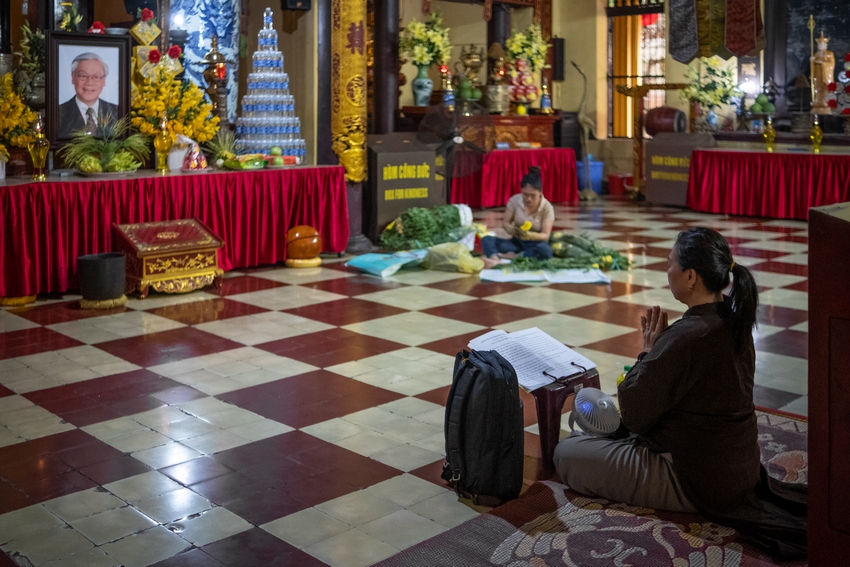 Người dân Hà Nội đến chùa cầu siêu, tưởng nhớ Tổng Bí thư Nguyễn Phú Trọng: Tôi cảm thấy như mất mát người thân- Ảnh 9.