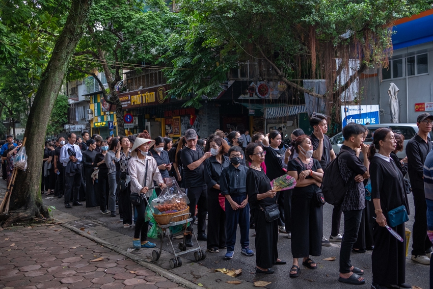 Lễ viếng Tổng Bí thư Nguyễn Phú Trọng tại Nhà Tang lễ Quốc gia đã kéo dài đến 24h để phục vụ người dân- Ảnh 9.