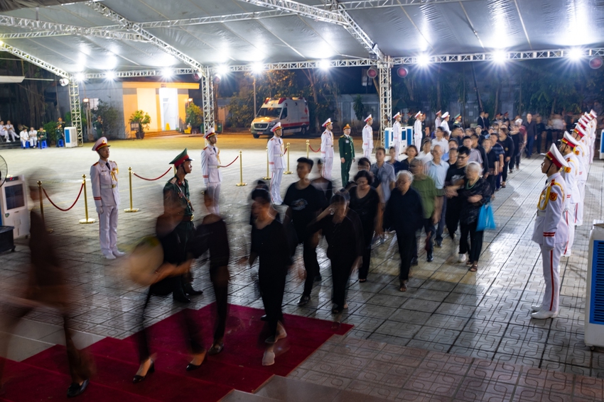 Lễ viếng Tổng Bí thư Nguyễn Phú Trọng tại Nhà Tang lễ Quốc gia đã kéo dài đến 24h để phục vụ người dân- Ảnh 33.