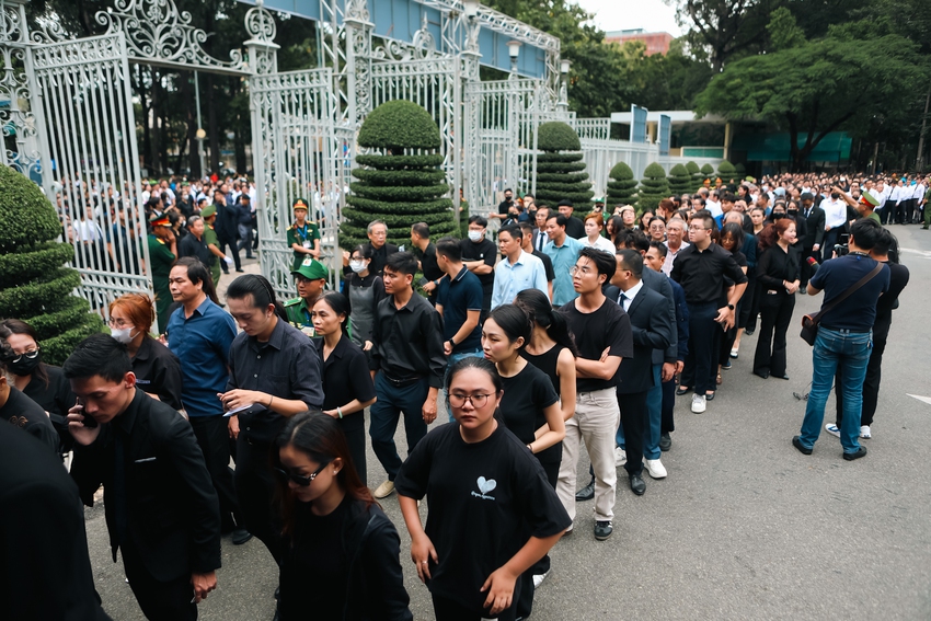 Dòng người đội mưa vào viếng Tổng Bí thư Nguyễn Phú Trọng tại Hội trường Thống Nhất- Ảnh 6.