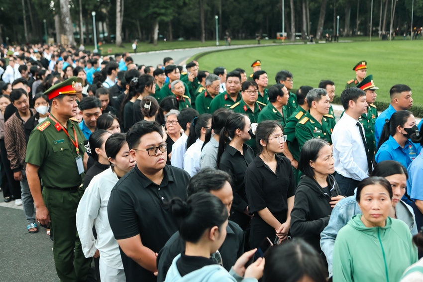 Dòng người đội mưa vào viếng Tổng Bí thư Nguyễn Phú Trọng tại Hội trường Thống Nhất- Ảnh 7.