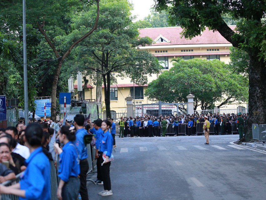 Cập nhật: Nhiều người rơi nước mắt sau khi vào viếng Tổng Bí thư Nguyễn Phú Trọng tại Nhà tang lễ Quốc gia- Ảnh 15.