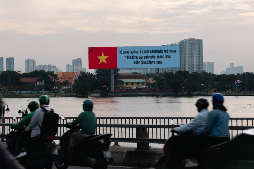 TP.HCM trầm lắng trong ngày đầu Quốc tang Tổng Bí thư Nguyễn Phú Trọng- Ảnh 14.