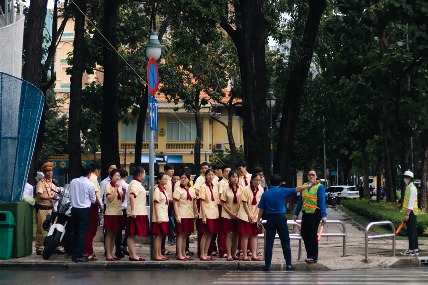 Dòng người đội mưa vào viếng Tổng Bí thư Nguyễn Phú Trọng tại Hội trường Thống Nhất- Ảnh 14.