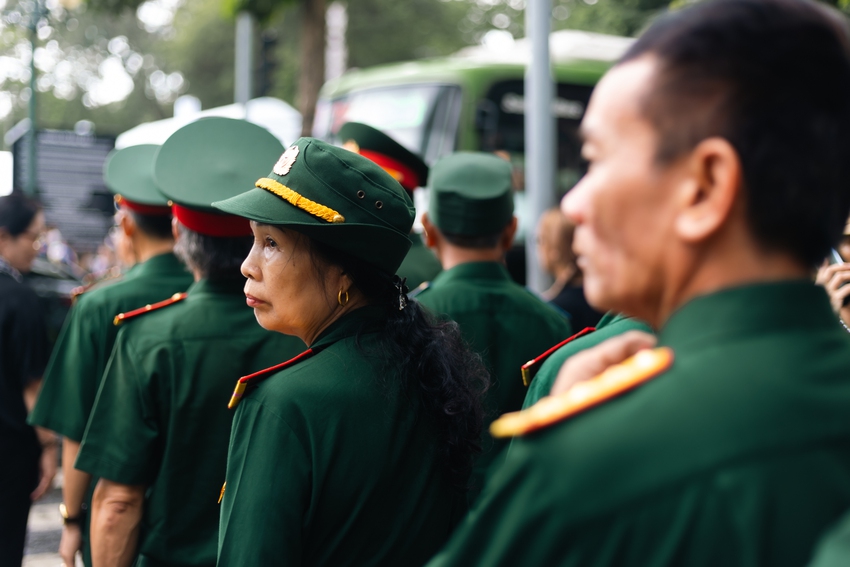 Dòng người đội mưa vào viếng Tổng Bí thư Nguyễn Phú Trọng tại Hội trường Thống Nhất- Ảnh 4.