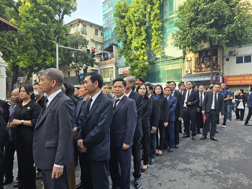 Hà Nội: Từ 5h sáng, dòng người lặng lẽ xếp hàng khắp các phố để chờ viếng Tổng Bí thư Nguyễn Phú Trọng- Ảnh 4.