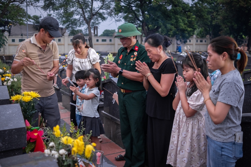 Xúc động khoảnh khắc nhiều gia đình bật khóc khi đón nhận di ảnh liệt sĩ đã được phục dựng- Ảnh 22.