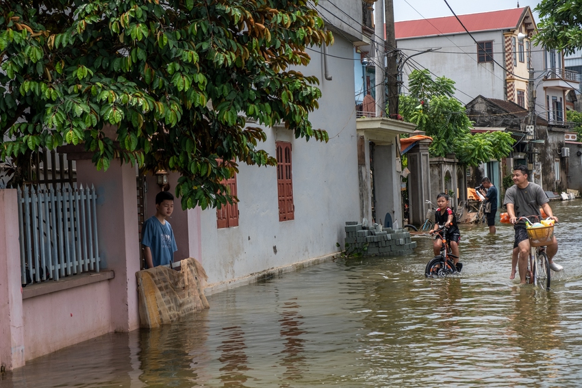 Một tuần sống cùng nước lũ của người dân ngoại thành Hà Nội: Chèo thuyền đi chợ, thả lưới bắt cá trước nhà- Ảnh 14.