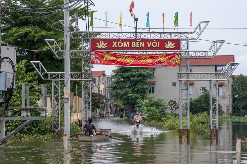 Một tuần sống cùng nước lũ của người dân ngoại thành Hà Nội: Chèo thuyền đi chợ, thả lưới bắt cá trước nhà- Ảnh 6.