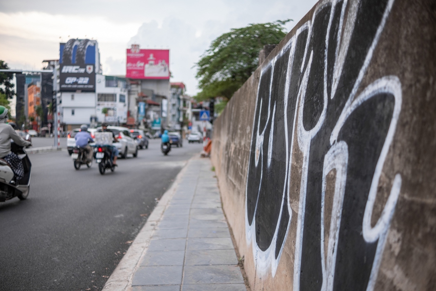 Hà Nội: Ngủ một đêm dậy, thấy cửa nhà bị vẽ bậy khắp nơi- Ảnh 5.