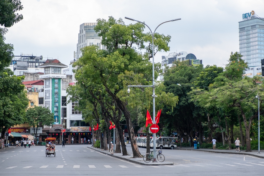 Chùm ảnh: Ngày cuối tuần nhưng phố đi bộ Hà Nội không thấy người, chỉ thấy nóng!- Ảnh 8.