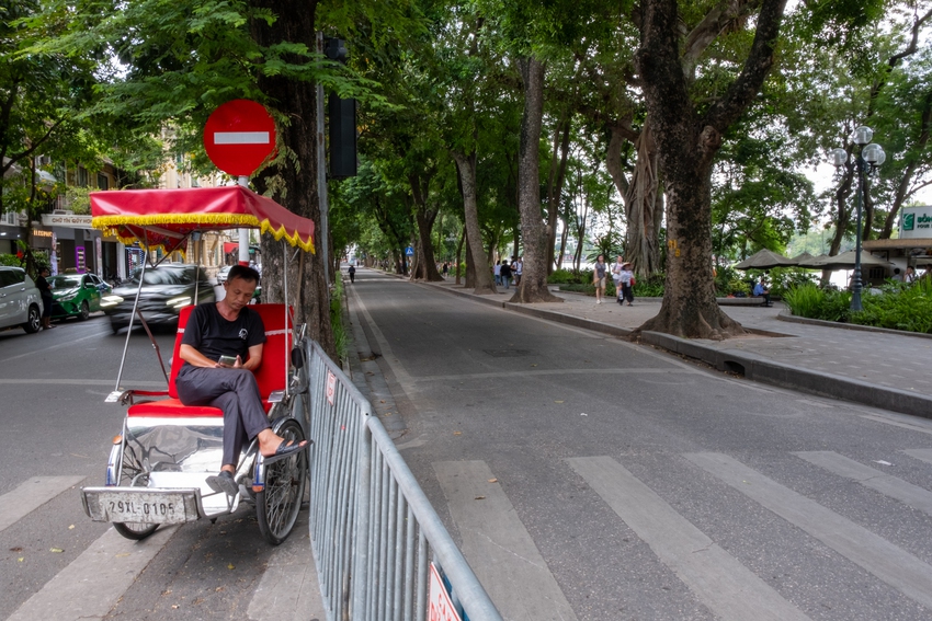 Chùm ảnh: Ngày cuối tuần nhưng phố đi bộ Hà Nội không thấy người, chỉ thấy nóng!- Ảnh 13.