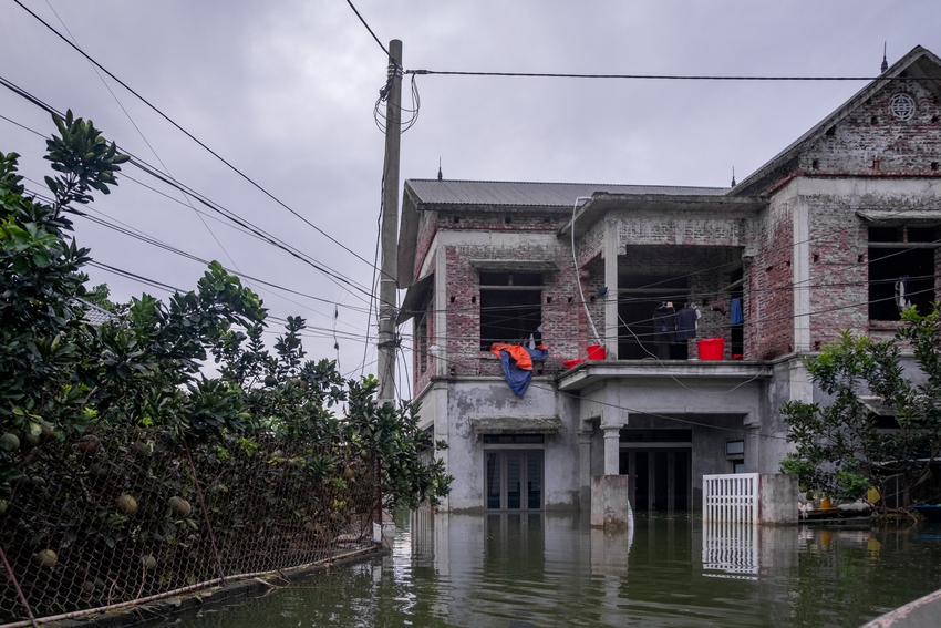 Toàn cảnh cuộc sống người dân ngoại thành Hà Nội bên trong những ngôi nhà nằm giữa "rốn lũ" Chương Mỹ - Ảnh 3.