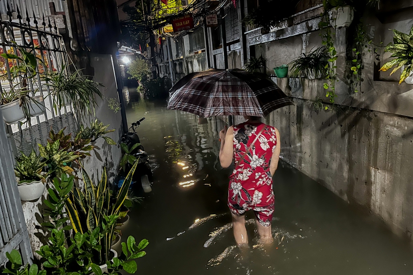 Hà Nội: Nước sông Hồng dâng cao, người dân Tứ Liên chật vật sống trong cảnh ngập lụt- Ảnh 3.