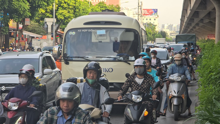 Chính thức hết lễ 2/9: Người dân đổ về Thủ đô, các tuyến đường bắt đầu ùn tắc- Ảnh 23.