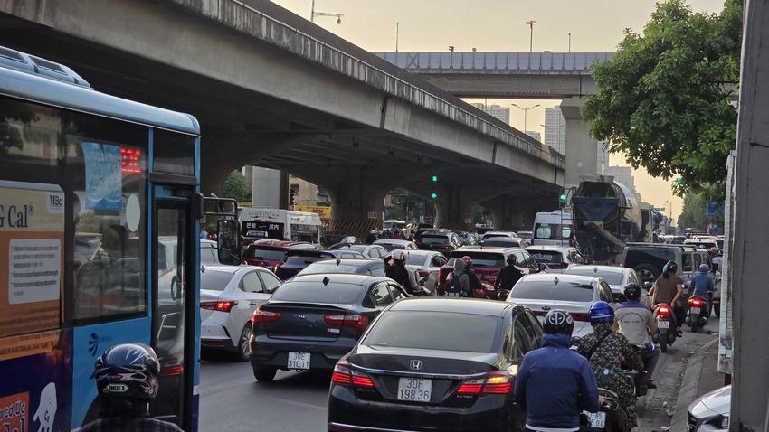 Chính thức hết lễ 2/9: Người dân đổ về Thủ đô, các tuyến đường bắt đầu ùn tắc- Ảnh 32.