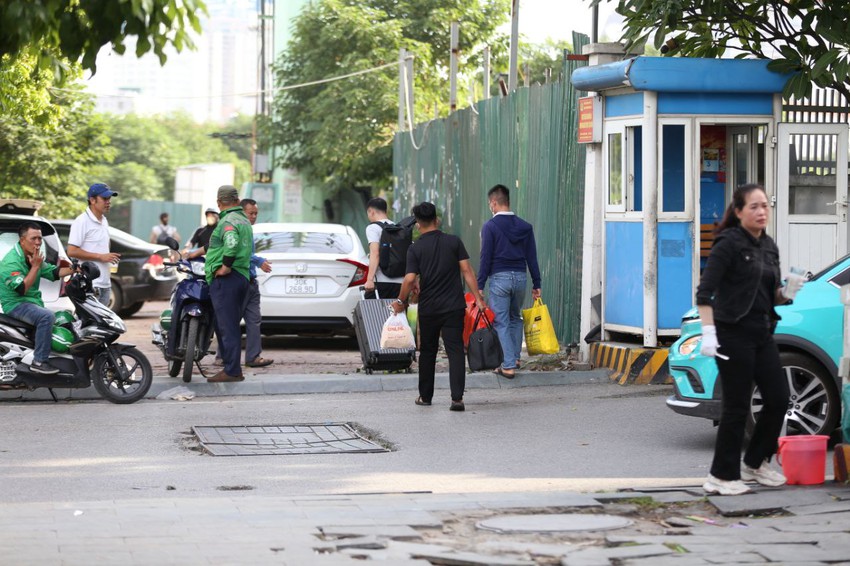 Chính thức hết lễ 2/9: Người dân đổ về Thủ đô, các tuyến đường bắt đầu ùn tắc- Ảnh 7.