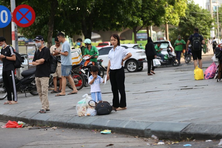 Chính thức hết lễ 2/9: Người dân đổ về Thủ đô, các tuyến đường bắt đầu ùn tắc- Ảnh 8.