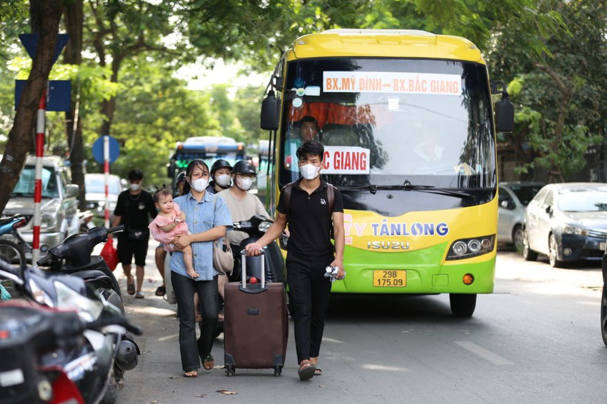 Chính thức hết lễ 2/9: Người dân đổ về Thủ đô, các tuyến đường bắt đầu ùn tắc- Ảnh 9.