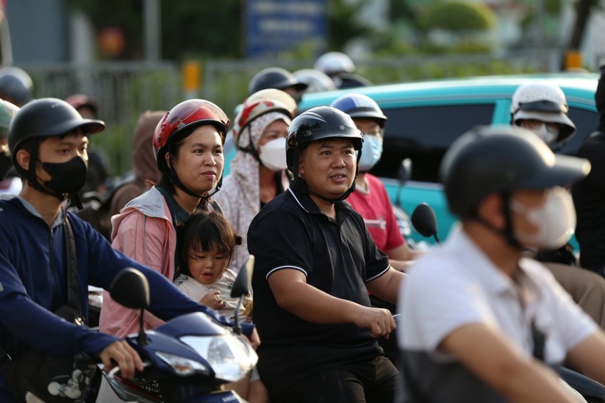 Chính thức hết lễ 2/9: Người dân đổ về Thủ đô, các tuyến đường bắt đầu ùn tắc- Ảnh 18.