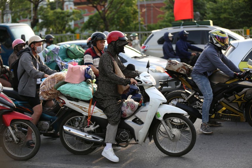 Chính thức hết lễ 2/9: Người dân đổ về Thủ đô, các tuyến đường bắt đầu ùn tắc- Ảnh 17.