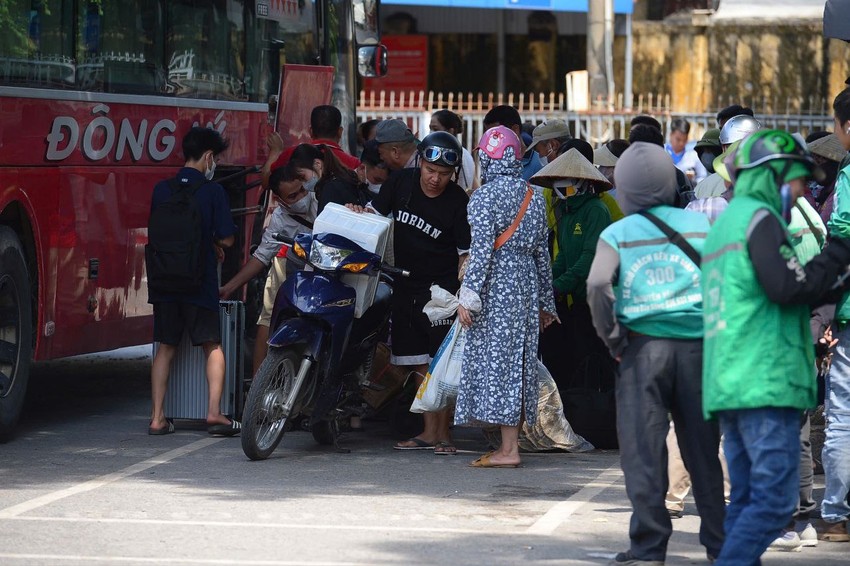 Chính thức hết lễ 2/9: Người dân đổ về Thủ đô, các tuyến đường bắt đầu ùn tắc- Ảnh 12.