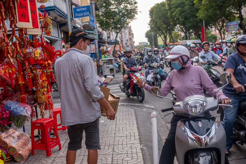 Sắc xuân rực rỡ tại "thủ phủ" đồ Tết ở TP.HCM, người dân hân hoan mua sắm chụp ảnh- Ảnh 10.