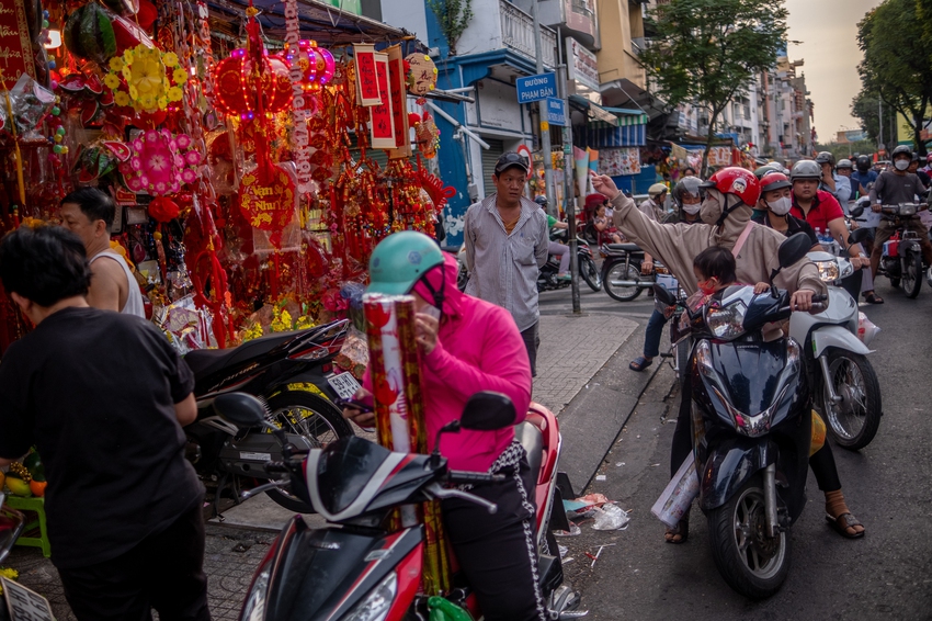 Sắc xuân rực rỡ tại "thủ phủ" đồ Tết ở TP.HCM, người dân hân hoan mua sắm chụp ảnh- Ảnh 9.