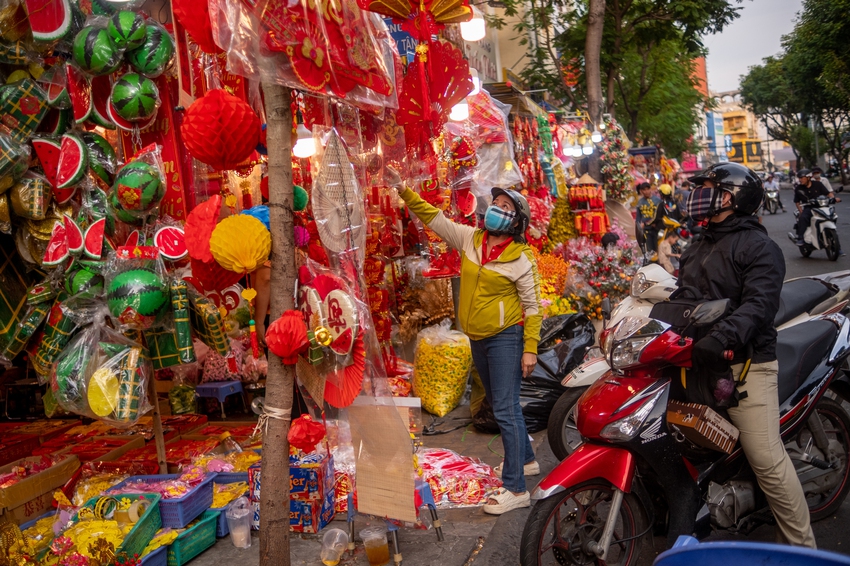 Sắc xuân rực rỡ tại "thủ phủ" đồ Tết ở TP.HCM, người dân hân hoan mua sắm chụp ảnh- Ảnh 11.