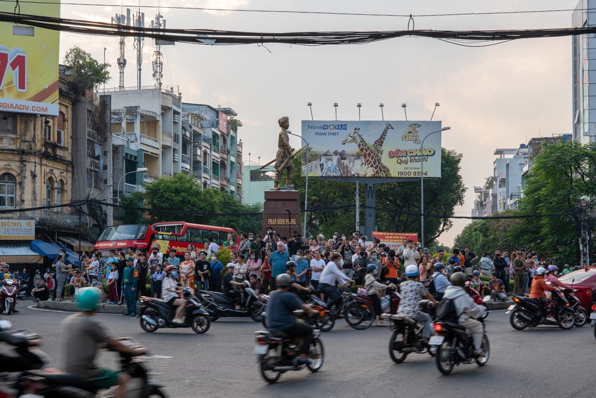 Hàng nghìn người TP.HCM háo hức, đứng chật kín 2 bên đường để chiêm ngưỡng màn trình diễn đón Tết Nguyên Tiêu - Ảnh 13.