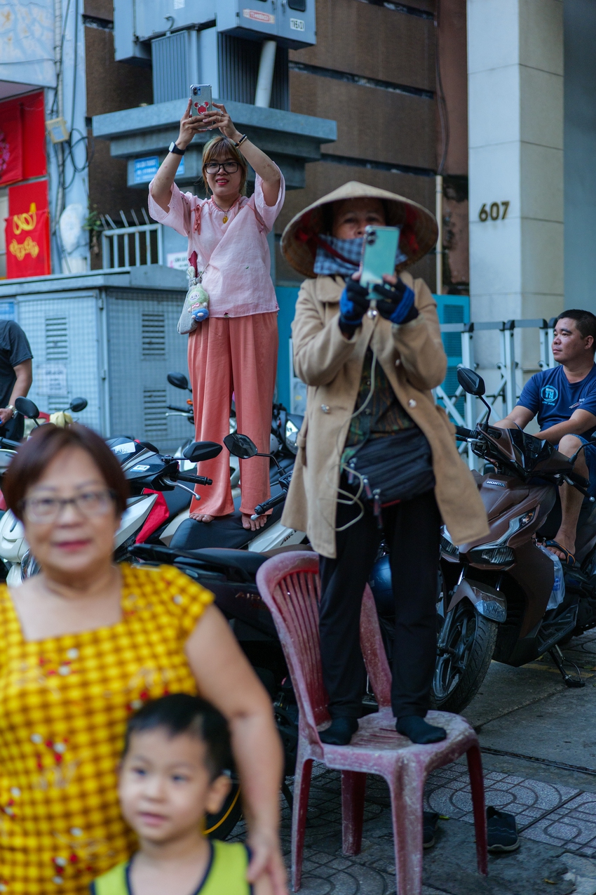 Hàng nghìn người TP.HCM háo hức, đứng chật kín 2 bên đường để chiêm ngưỡng màn trình diễn đón Tết Nguyên Tiêu - Ảnh 16.