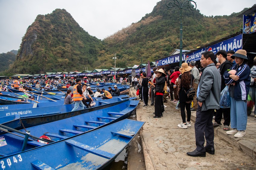 Mùng 5 Tết: Lái đò chen chúc đưa hàng nghìn du khách thập phương đến lễ chùa Hương- Ảnh 13.