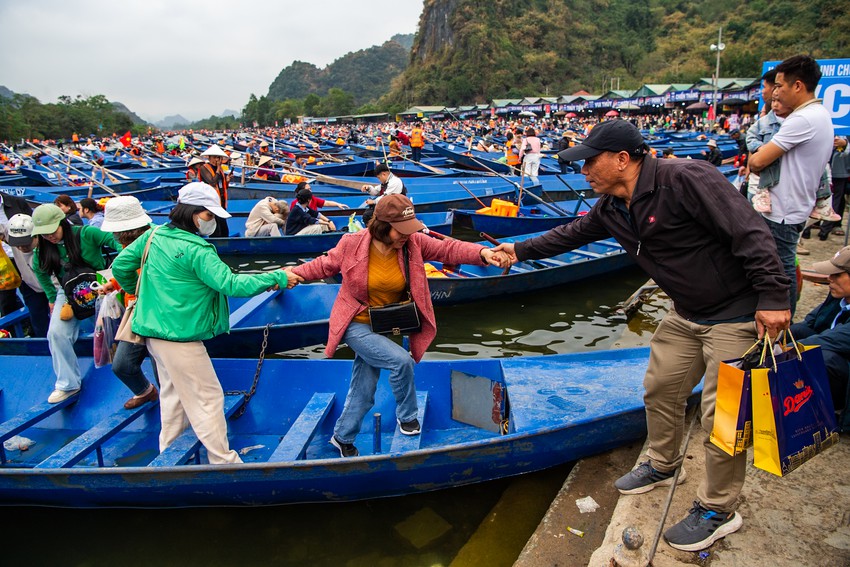 Mùng 5 Tết: Lái đò chen chúc đưa hàng nghìn du khách thập phương đến lễ chùa Hương- Ảnh 9.