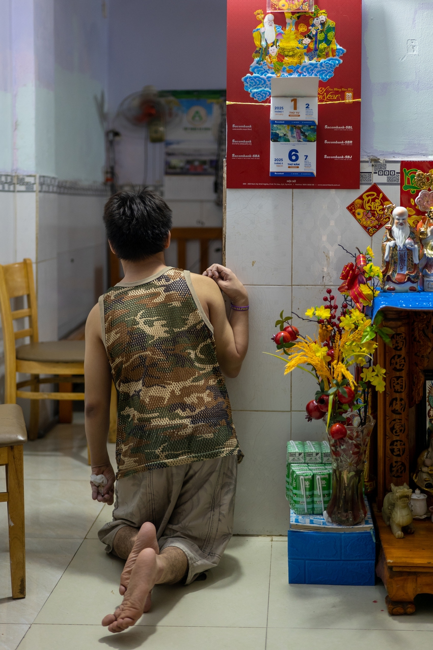 Nuôi đứa con bại não của cô gái quán bia suốt 25 năm, bà bán vé số đau đáu: "Phương ơi, con có còn sống không?"- Ảnh 5.