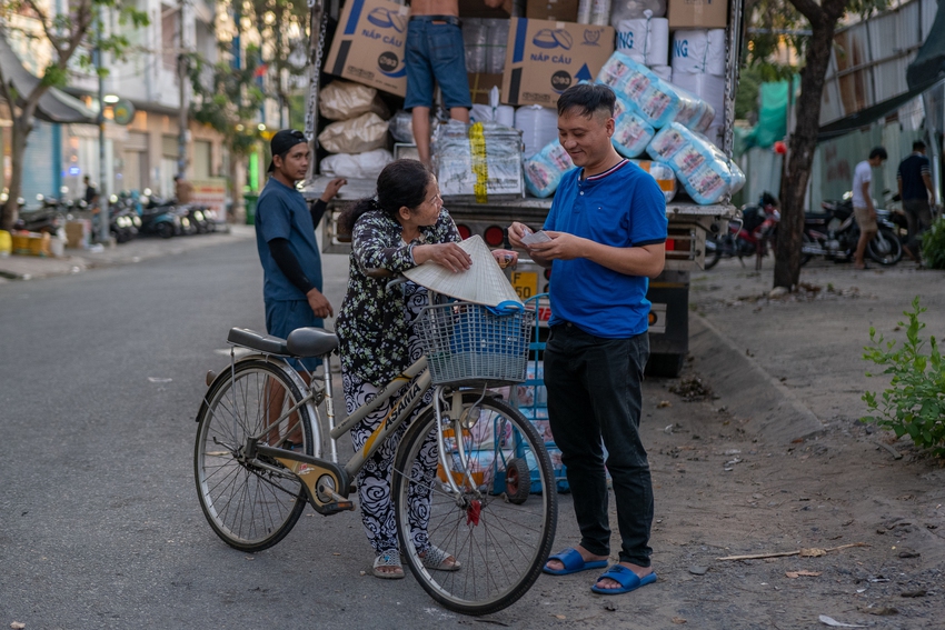 Nuôi đứa con bại não của cô gái quán bia suốt 25 năm, bà bán vé số đau đáu: "Phương ơi, con có còn sống không?"- Ảnh 8.