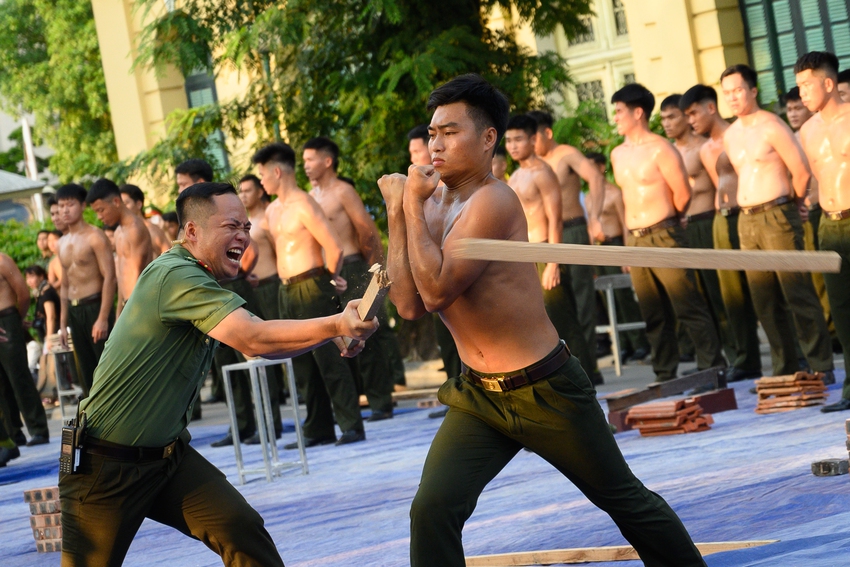 Ngắm "chị đẹp" cảnh vệ ngầu nhất đội hình Công an trình diễn chống khủng bố tại Hồ Gươm- Ảnh 10.