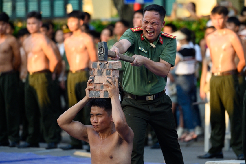 Ngắm "chị đẹp" cảnh vệ ngầu nhất đội hình Công an trình diễn chống khủng bố tại Hồ Gươm- Ảnh 12.