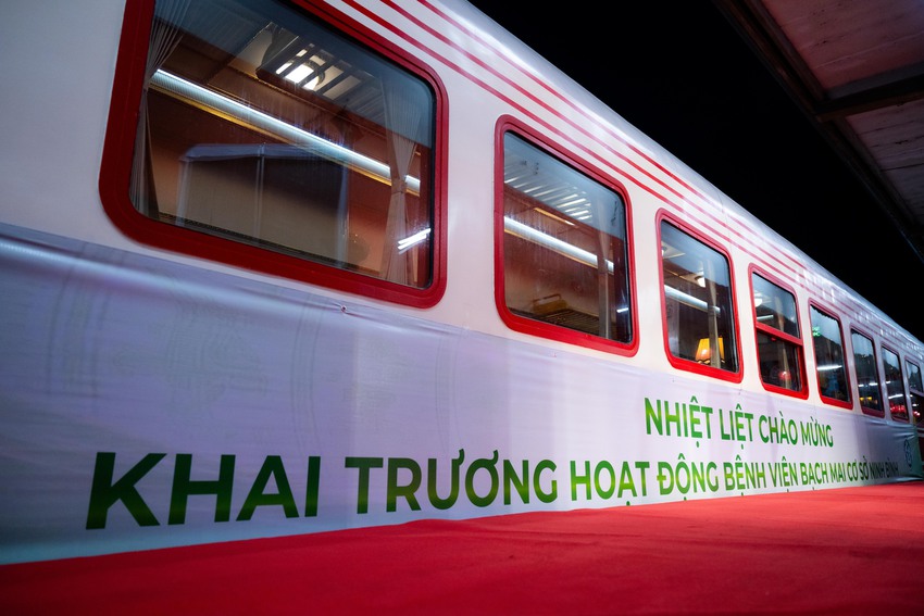 Điều đặc biệt diễn ra s&aacute;ng nay: Chuyến t&agrave;u đầu ti&ecirc;n đưa b&aacute;c sĩ từ H&agrave; Nội đến Bệnh viện Bạch Mai cơ sở 2 l&agrave;m việc - Ảnh 3.