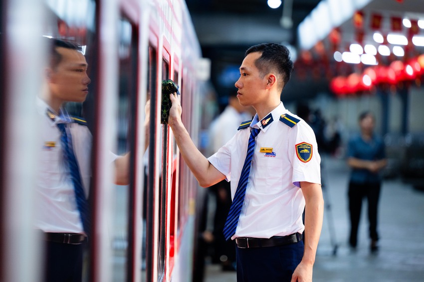 Điều đặc biệt diễn ra s&aacute;ng nay: Chuyến t&agrave;u đầu ti&ecirc;n đưa b&aacute;c sĩ từ H&agrave; Nội đến Bệnh viện Bạch Mai cơ sở 2 l&agrave;m việc - Ảnh 2.