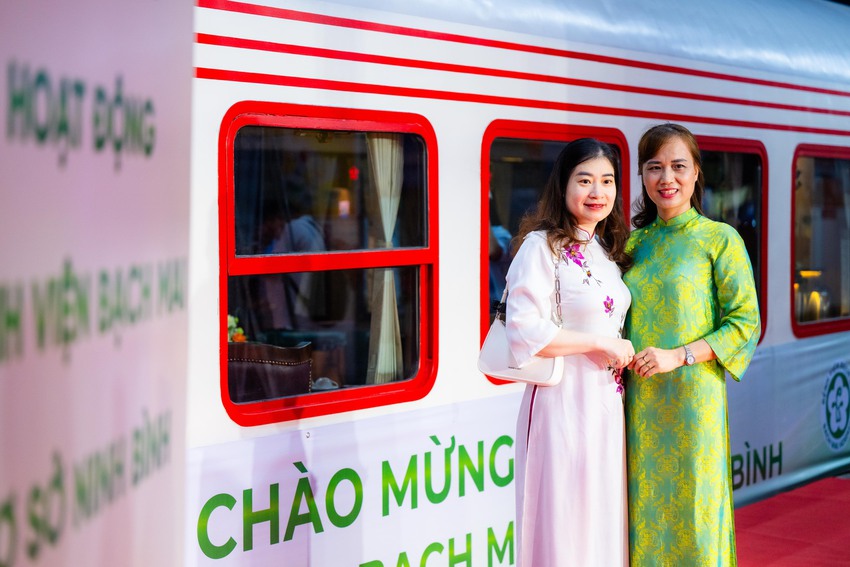 Điều đặc biệt diễn ra sáng nay: Chuyến tàu đầu tiên đưa bác sĩ từ Hà Nội đến Bệnh viện Bạch Mai cơ sở 2 làm việc - Ảnh 3.