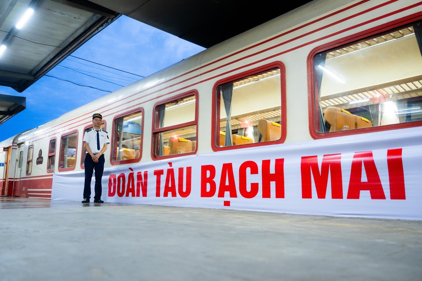 Điều đặc biệt diễn ra sáng nay: Chuyến tàu đầu tiên đưa bác sĩ từ Hà Nội đến Bệnh viện Bạch Mai cơ sở 2 làm việc - Ảnh 4.