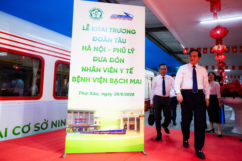 Điều đặc biệt diễn ra s&aacute;ng nay: Chuyến t&agrave;u đầu ti&ecirc;n đưa b&aacute;c sĩ từ H&agrave; Nội đến Bệnh viện Bạch Mai cơ sở 2 l&agrave;m việc - Ảnh 14.