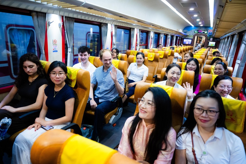 Điều đặc biệt diễn ra s&aacute;ng nay: Chuyến t&agrave;u đầu ti&ecirc;n đưa b&aacute;c sĩ từ H&agrave; Nội đến Bệnh viện Bạch Mai cơ sở 2 l&agrave;m việc - Ảnh 6.