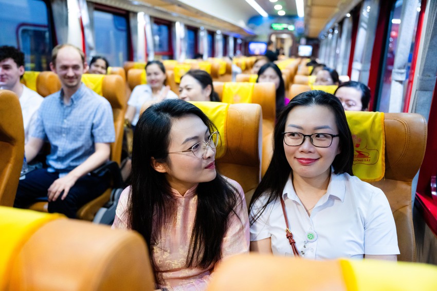 Điều đặc biệt diễn ra s&aacute;ng nay: Chuyến t&agrave;u đầu ti&ecirc;n đưa b&aacute;c sĩ từ H&agrave; Nội đến Bệnh viện Bạch Mai cơ sở 2 l&agrave;m việc - Ảnh 8.