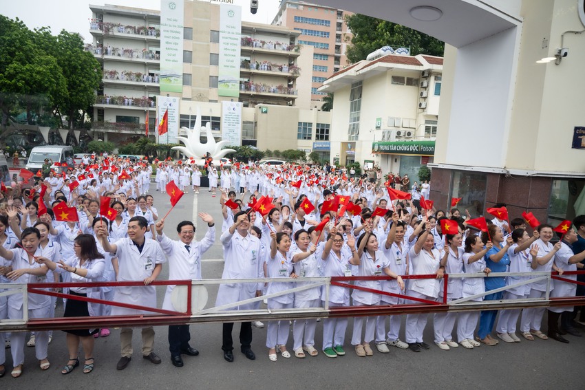 Điều đặc biệt diễn ra s&aacute;ng nay: Chuyến t&agrave;u đầu ti&ecirc;n đưa b&aacute;c sĩ từ H&agrave; Nội đến Bệnh viện Bạch Mai cơ sở 2 l&agrave;m việc - Ảnh 15.