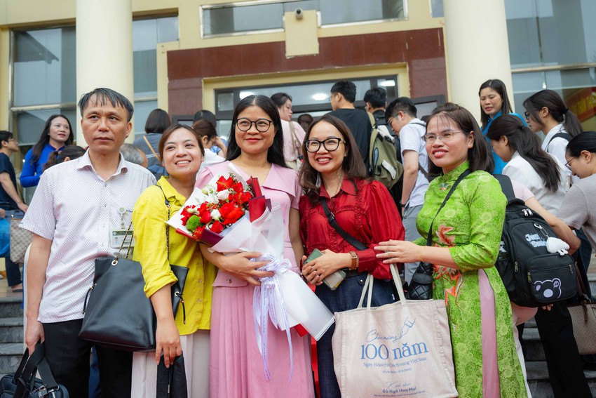 Điều đặc biệt diễn ra s&aacute;ng nay: Chuyến t&agrave;u đầu ti&ecirc;n đưa b&aacute;c sĩ từ H&agrave; Nội đến Bệnh viện Bạch Mai cơ sở 2 l&agrave;m việc - Ảnh 16.