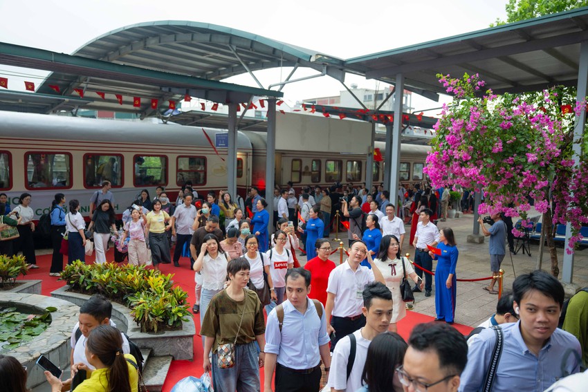 Điều đặc biệt diễn ra s&aacute;ng nay: Chuyến t&agrave;u đầu ti&ecirc;n đưa b&aacute;c sĩ từ H&agrave; Nội đến Bệnh viện Bạch Mai cơ sở 2 l&agrave;m việc - Ảnh 18.